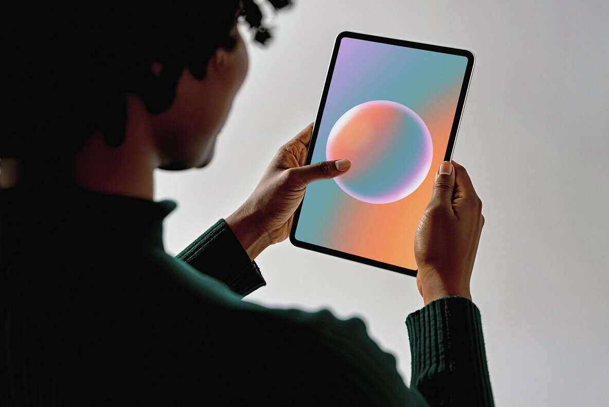 Tablet 01ML Mockup 2