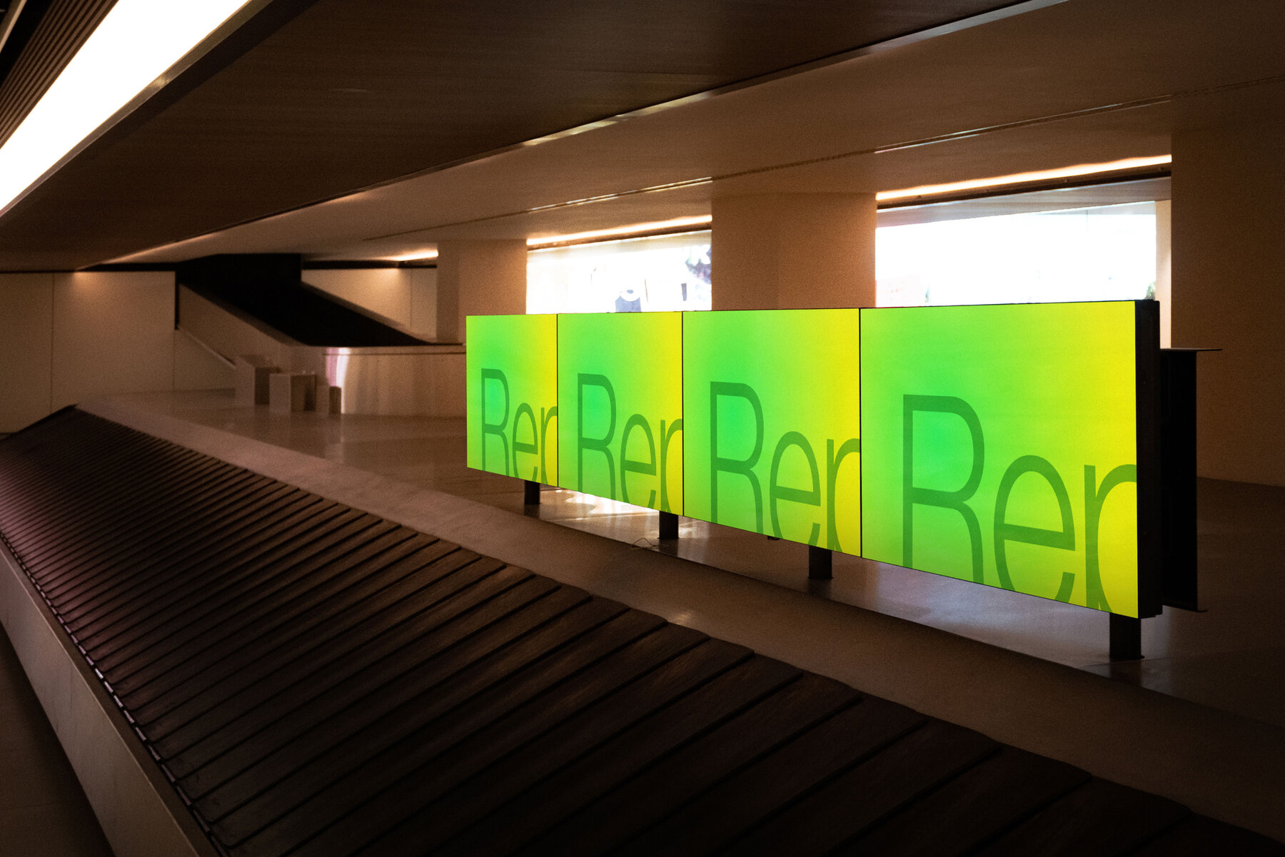 Airport Screen Mockup 003 5