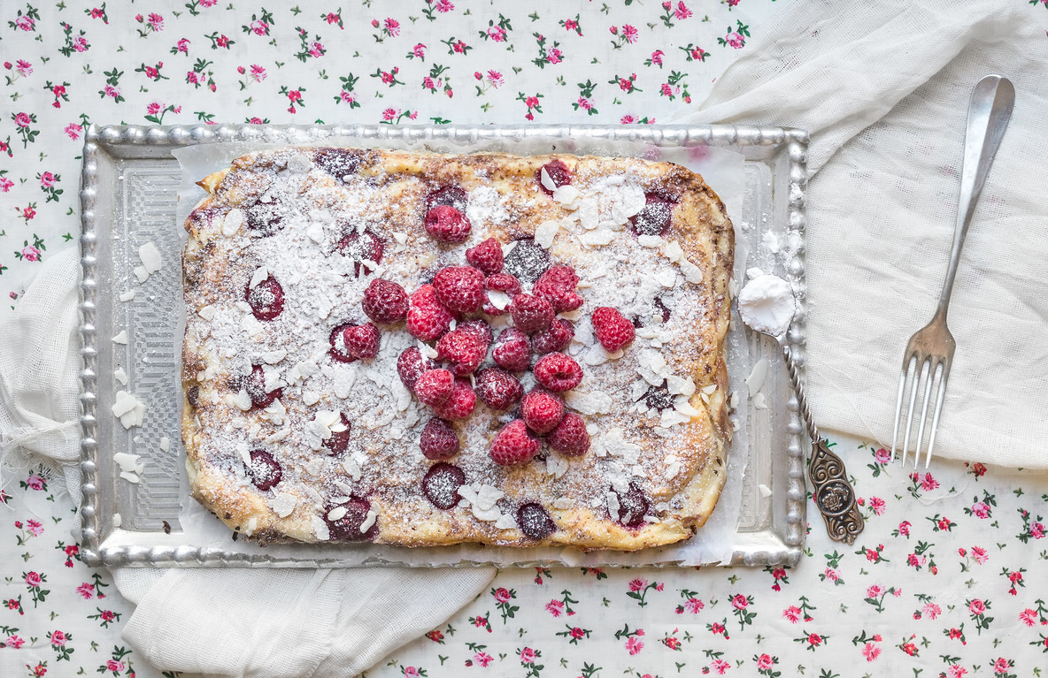 Raspberry cottage cheese cake with fresh raspberries, almond pet