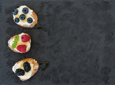 Goat cheese and berries mini sandwitches