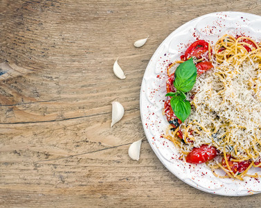 A plate of tomato and basil pasta
