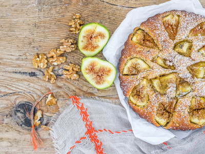 Fig cake with fresh figs