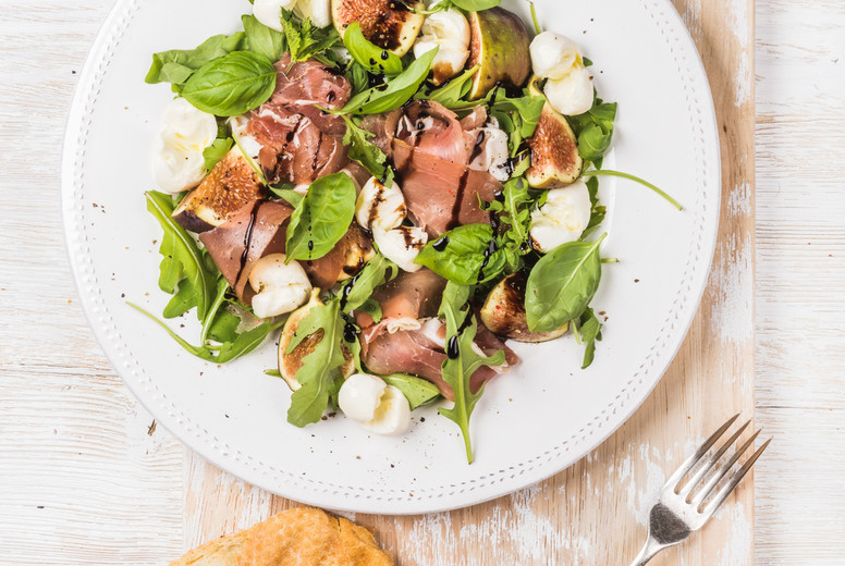 Prosciutto, arugula, basil, figs, mozzarella salad served with bread