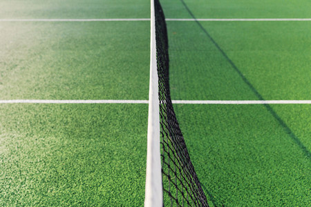 Net on green tennis court