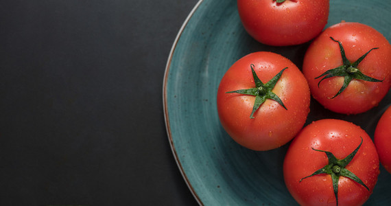 Ripe tomatoes in a plate