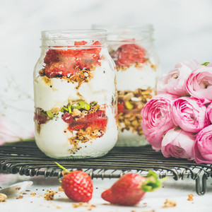 Healthy spring breakfast jars with pink raninkulus flowers  clean eating