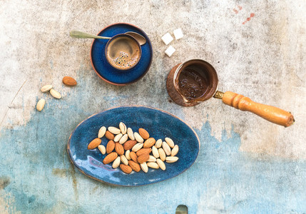 Black coffeee with almonds and pistachios