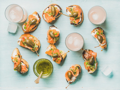 Crostini with smoked salmon and pink grapefruit cocktails  flat lay