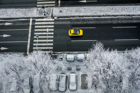City traffic under snow