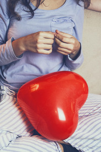 Women with heart balloon