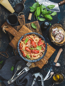 Spaghetti with tomato and basil in plate