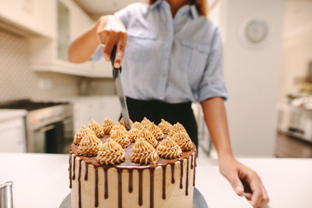 Confectioner cutting cake