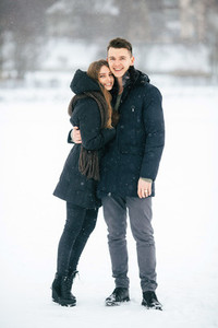 couple posing in a snowy park