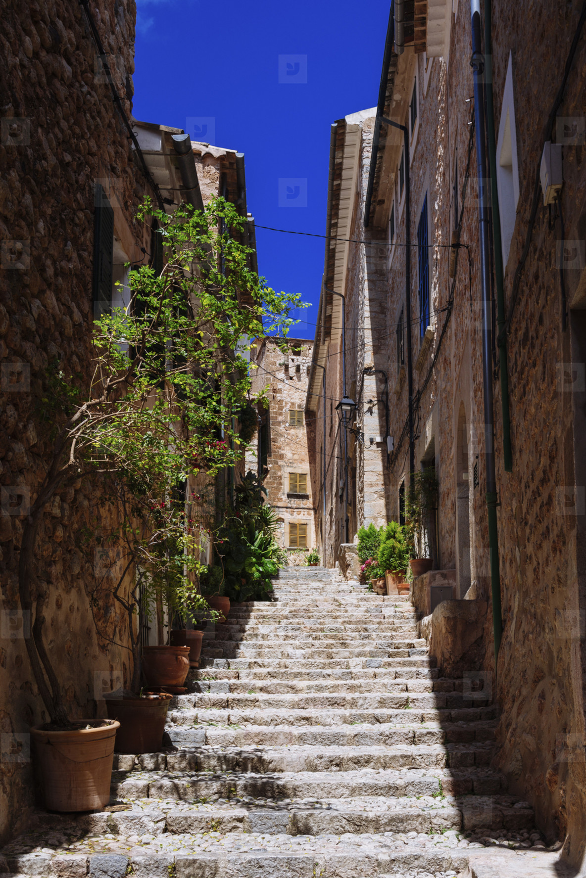 Sunny stone steps between buildings 01