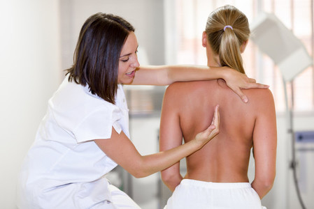 Medical check at the shoulder in a physiotherapy center