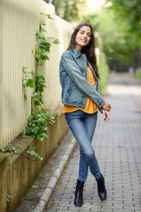 Woman with nice hair wearing casual clothes in urban background