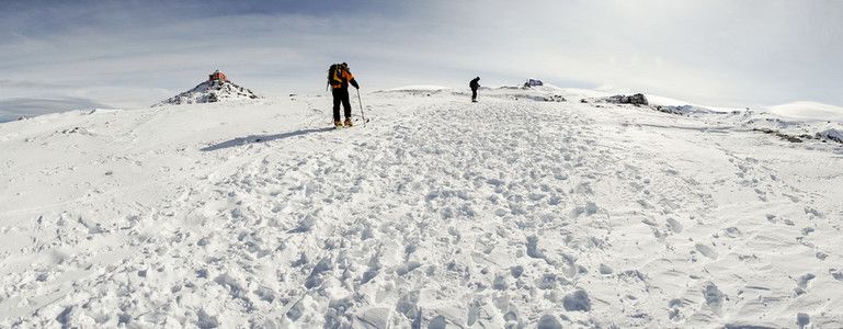 People doing cross country skiing in Sierra Nevada