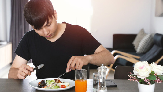 man eating healthy breakfast