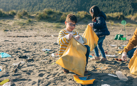 Children volunteers cleaning the beach