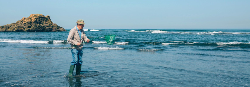 Volunteer taking garbage out of the sea