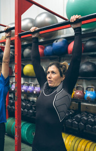 Woman ready to do pull ups in the box