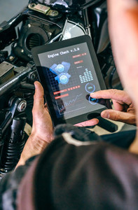 Motorcycle mechanic using tablet app