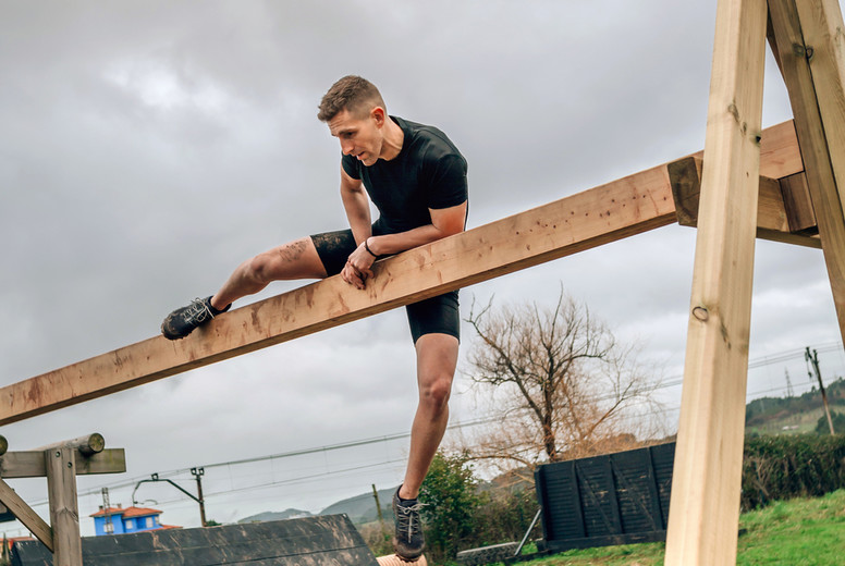Participant in a obstacle course doing irish table