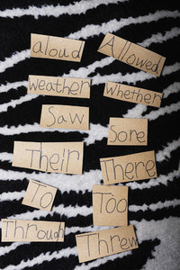 Homonyms written on pieces of paper side by side