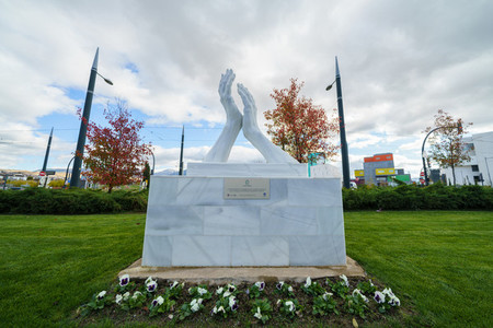 Sculpture in homage to healthcare personnel made by the sculptor Jose Antonio Navarro Arteaga in marble from Macael