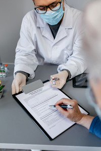 Doctor explaining to her patient the benefits and risks of the coronavirus vaccine