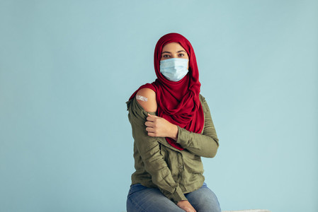 Woman in hijab received coronavirus vaccine