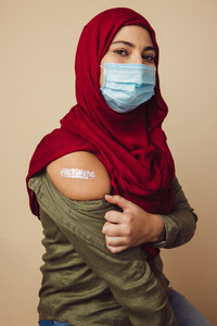 Islamic woman received covid 19 vaccine