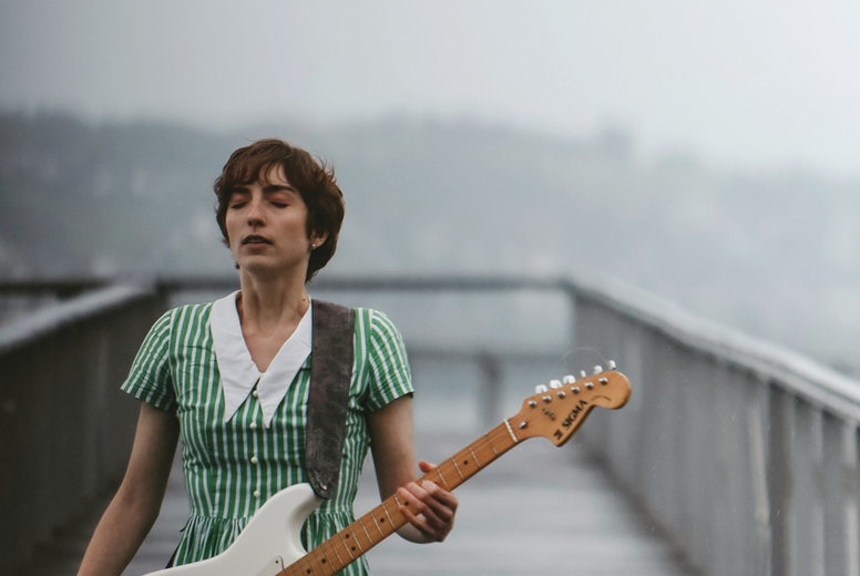 Female indie musician 41