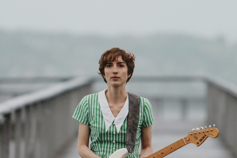 Female indie musician 40