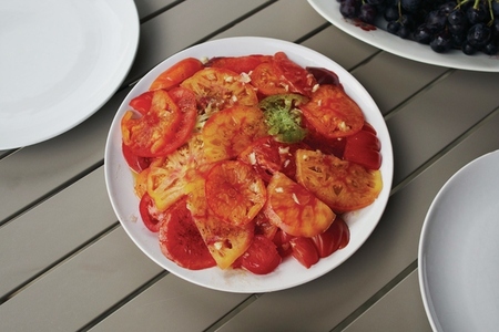 Sliced organic heirloom tomatoes on plate