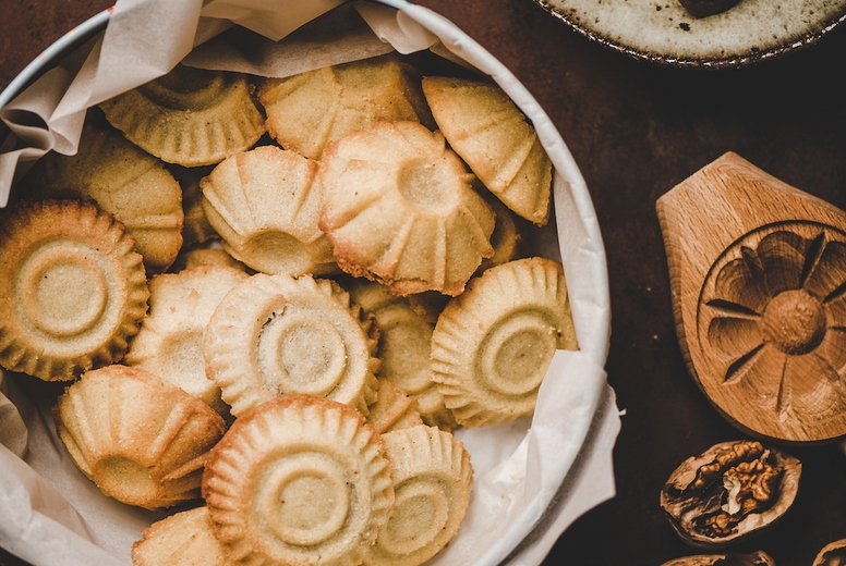Turkish Hatay semolina cookies with walnut filling and figs