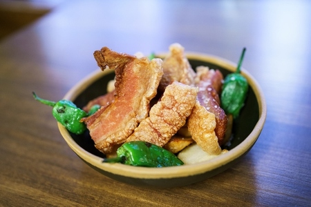 Fried meat served in bowl with peppers