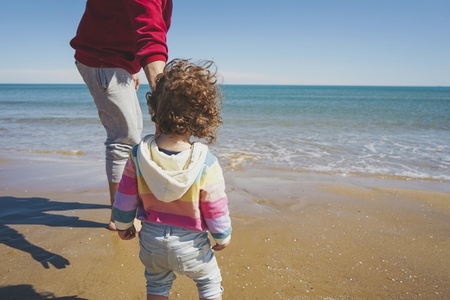 Young single dad take his little daughter to discover the sea