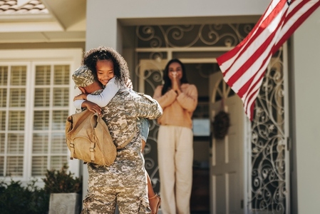 Army soldier surprising his family with his return
