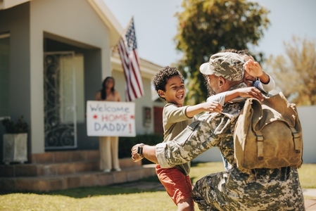 Military dad reuniting with his family at home