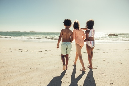 Adorable friendship moments at the beach