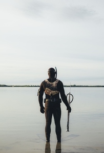 Diver getting ready for underwater fishing