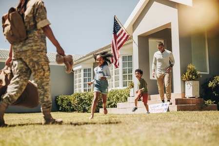 Military mom being welcomed by her family at home