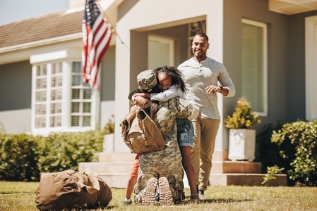 American servicewoman embracing her children on her return