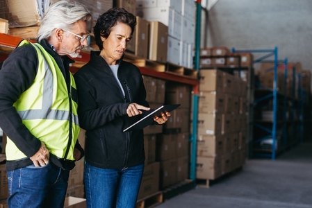 Two warehouse managers using warehouse management software