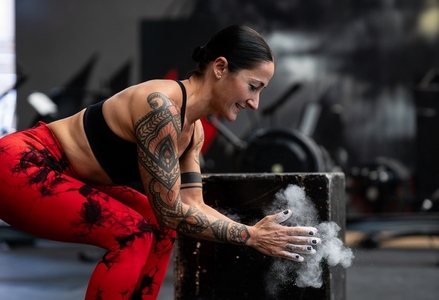 Dust in hands of a woman about to lift weights