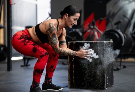 Dust in hands of a woman about to weightlifting