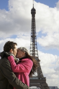 Couple kissing in front of the Eiffel Tower