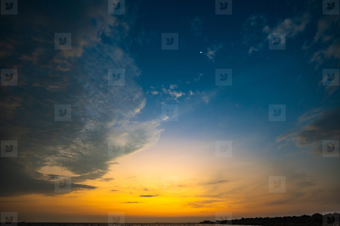 Picture of the atmosphere of the sea in the evening the light a