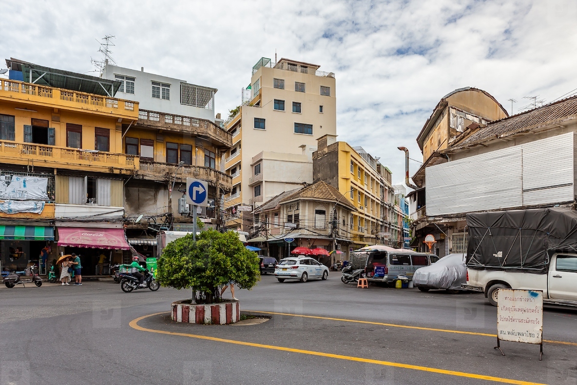BANGKOK THAILAND AUGUST 19 2025 Song Wat road a new touri